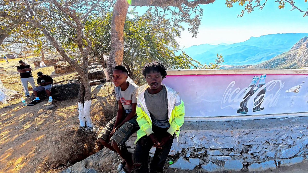 KuizaDizaya's tweet photo. "Não trabalho, só ajudo a minha mãe na lavra para ganhar comida." 🧵👇

Ao pé da Serra da Leba na provincia da Huila em Angola, conversei com 1 jovem 
Quando perguntei sobre o trabalho dele, a resposta foi:
"Não trabalho, só ajudo a minha mãe na lavra para ganhar comida."

- Isso expõe uma realidade profunda: a agricultura familiar ainda não é vista como um emprego ou uma atividade rentável em Angola

A agricultura familiar e de subsistência é a espinha dorsal de muitas comunidades mas a forma como é enxergada revela um enorme desafio estrutural
Em muitos pontos de Angola, como nas encostas da Serra da Leba, jovens dedicam os seus dias a capinar e cultivar a terra com a família
Não recebem um salário no final do mês, o retorno é a própria alimentação 
Por não haver uma troca financeira direta, muitos destes jovens nem sequer consideram o campo como um "trabalho".

Essa perceção expõe duas grandes problemáticas:
- Invisibilidade Económica: A agricultura de subsistência é encarada apenas como uma obrigação diária de sobrevivência e não como uma atividade económica produtiva ou uma profissão digna de valorização

- Falta de Oportunidades e Valorização: Sem incentivos, capacitação ou acesso a mercados para rentabilizar a produção, o trabalho no campo deixa de ser visto como um caminho de futuro e desenvolvimento para a juventude local

Trabalhar a terra exige esforço, conhecimento e dedicação 
Enquanto a agricultura familiar for vista só como 'ajudar em casa', e não como um negócio que gera renda e dignidade, muitos jovens vão continuar sem oportunidades económicas.

Tem video da SERRA DA LEBA no meu canal do YouTube 👇👇👇👇
https://t.co/CX01jGaS5v
