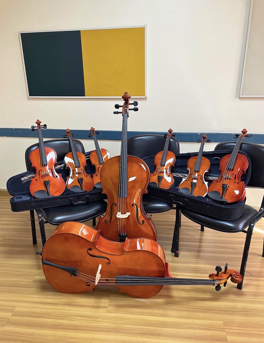 hstbrasil's tweet photo. QUE AMOR! ❤️ Harry Styles doou ao Instituto Baccarelli violinos, violas e violoncelos que foram usados em seus shows em São Paulo.

Os instrumentos agora ganharão uma nova vida nas aulas com os alunos do projeto em Heliópolis. https://t.co/vhgyiX9Cab