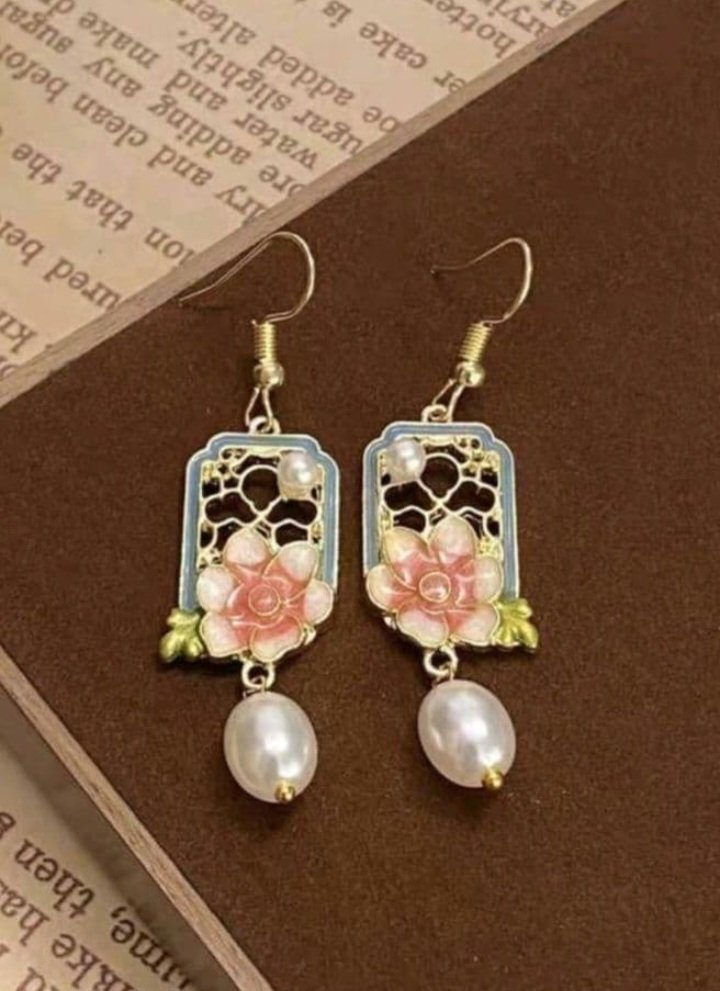 mkr_i_accessory's tweet photo. 🌸新着！花模様の金色ピアス💖

透かしフレームにピンクのお花がかわいいデザイン✨
揺れるパールが上品で存在感もあります♡
普段使いからおしゃれコーデまでぴったりです♪

皆さんは花モチーフ好き？
このピンクどう思う？教えてね💕

詳細👇
https://t.co/bowJLCybC9

#mkr_i_accessory #花ピアス #パールピアス #レトロピアス