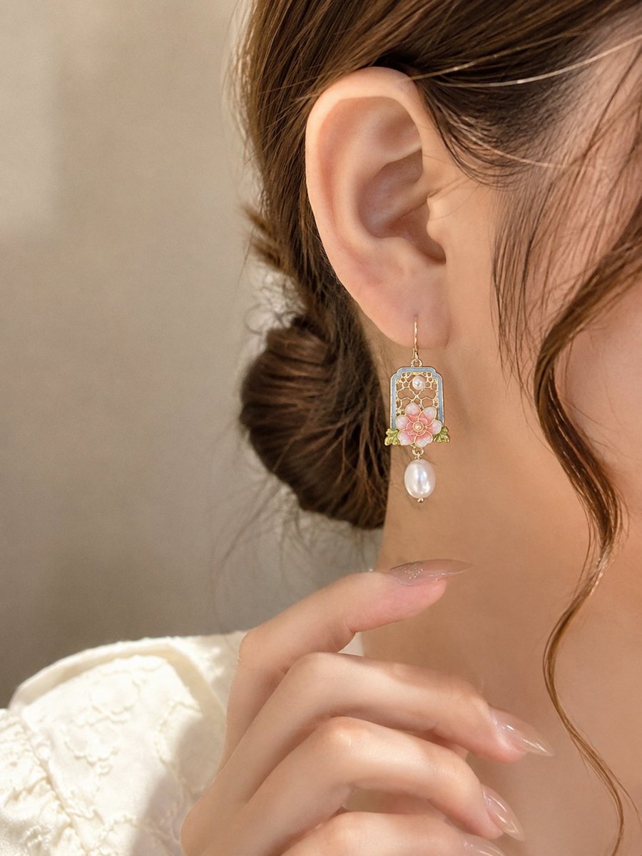 mkr_i_accessory's tweet photo. 🌸新着！花模様の金色ピアス💖

透かしフレームにピンクのお花がかわいいデザイン✨
揺れるパールが上品で存在感もあります♡
普段使いからおしゃれコーデまでぴったりです♪

皆さんは花モチーフ好き？
このピンクどう思う？教えてね💕

詳細👇
https://t.co/bowJLCybC9

#mkr_i_accessory #花ピアス #パールピアス #レトロピアス
