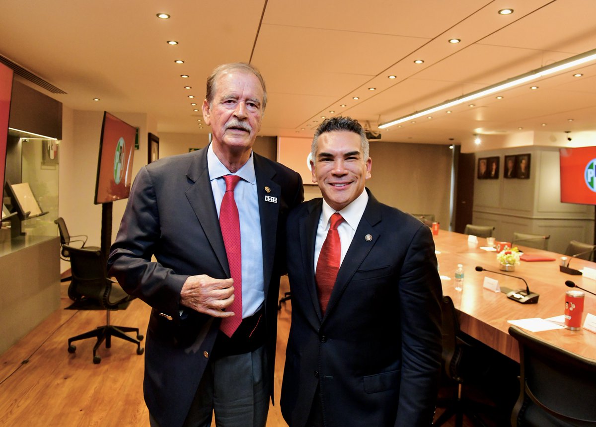 alitomorenoc's tweet photo. Hoy recibimos en el @PRI_Nacional al expresidente de México @VicenteFoxQue. Tuvimos una buena conversación sobre la situación política del país, los desafíos que enfrenta nuestra democracia y la responsabilidad que tenemos de defender las instituciones, las libertades y los contrapesos.

Reconozco en el expresidente Vicente Fox a un demócrata que ha participado durante décadas en la vida pública de México. Coincidimos en la importancia del diálogo, la participación ciudadana y la construcción de una oposición firme, capaz de sumar a quienes queremos vivir en un México democrático, plural y con elecciones libres.

En el PRI siempre vamos a poner por delante la necesidad de sumar fuerzas por México. Vamos a dialogar, construir acuerdos y unir esfuerzos con todos los que estén dispuestos a defender la democracia, las instituciones y nuestras libertades. El país necesita una oposición con carácter, pero también con la capacidad de convocar, sumar y construir un mejor rumbo para todos los mexicanos.