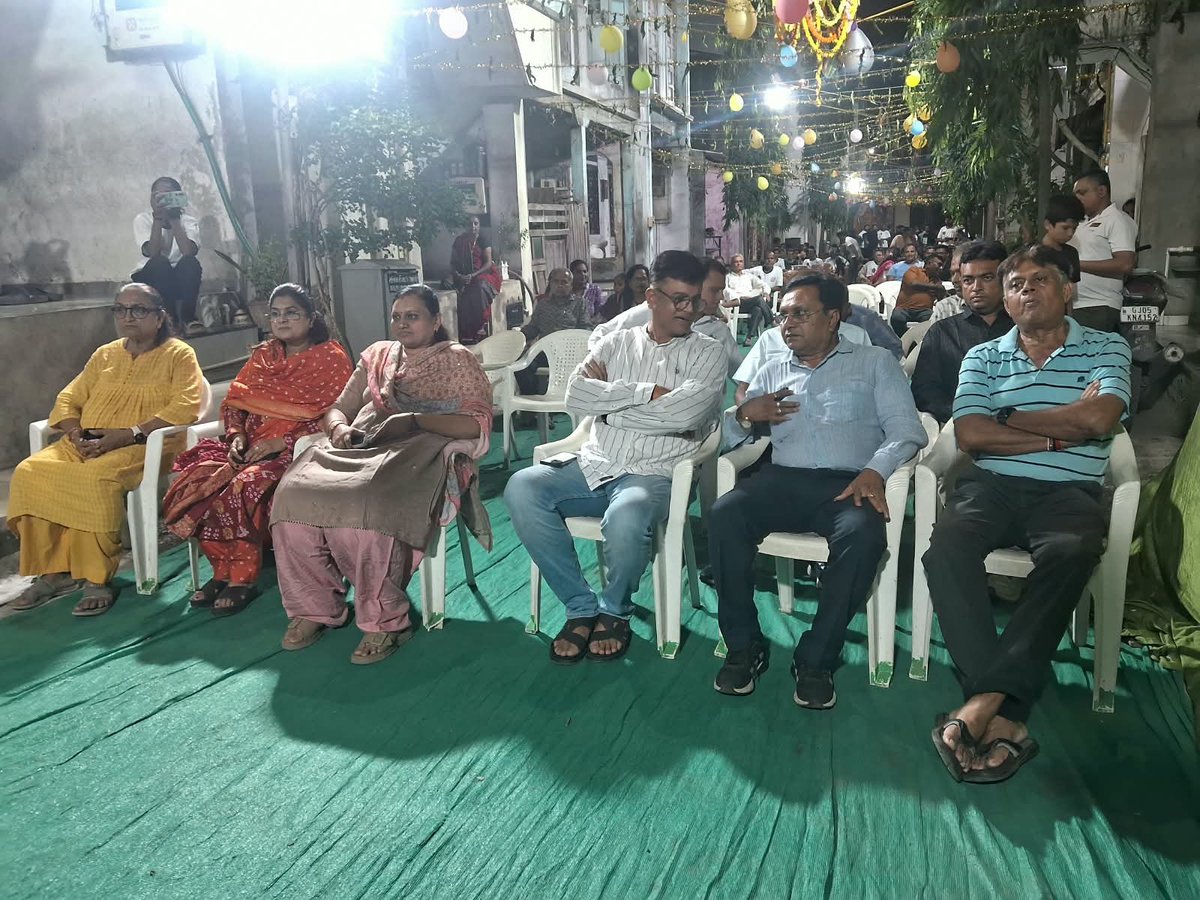 Rameshborad3's tweet photo. 🦚🙏 જય શ્રીકૃષ્ણ 🙏🦚

જન્માષ્ટમી નિમિત્તે યોજાયેલ ભવ્ય લોકડાયરો અદ્ભુત રહ્યો. 🎶
આ સુંદર આયોજન બદલ વાલાવાડી વોરિયર્સ ટીમને દિલથી અભિનંદન અને ખૂબ ખૂબ શુભેચ્છાઓ! 💐🙌

#જયશ્રીકૃષ્ણ #જન્માષ્ટમી #Katargam https://t.co/KdCNUCKAtB