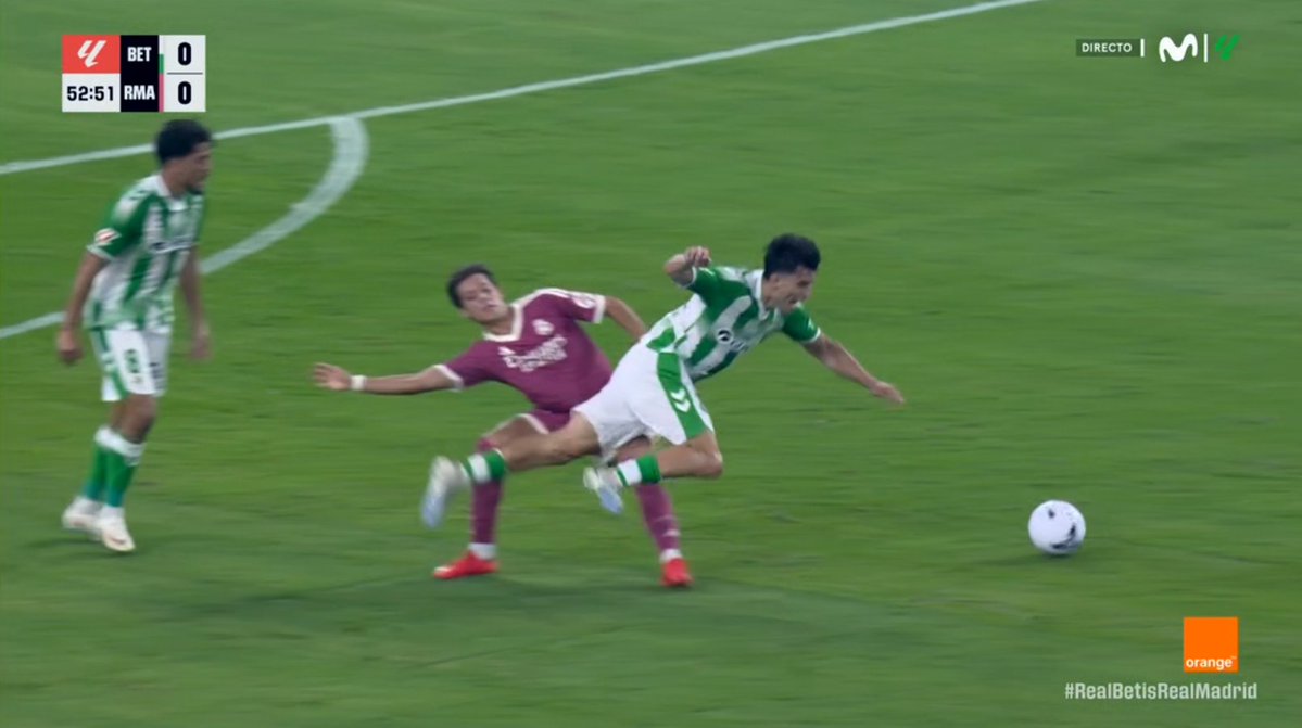 ArchivoVAR's tweet photo. ⚖️💥 Hernández Hernández perdonó la expulsión a Arda Güler.

👉🏻 El turco, en su intento de llegar al balón, golpea a la altura de la rodilla a Marc Roca, deteniendo el contragolpe.

❌ 𝗘𝗦 𝗦𝗘𝗚𝗨𝗡𝗗𝗔 𝗔𝗠𝗔𝗥𝗜𝗟𝗟𝗔.

▪️ El VAR no puede revisar este tipo de situaciones. https://t.co/oVdYyNktyd