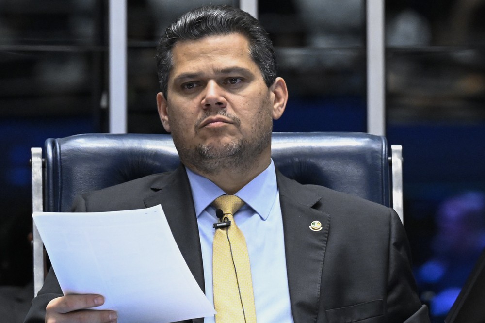 g1's tweet photo. A senadores, Alcolumbre sinaliza abertura de processo de impeachment cruzado de Moraes e Mendonça https://t.co/Jh3uNMtAnB https://t.co/0tqemZGiVE