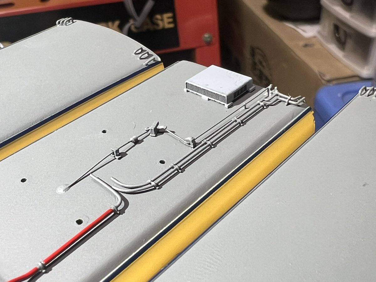 cndgwks's tweet photo. 16番山陽3000系製作記18
おはようございます
今週も毎朝3時半からの1時間作業をコツコツと進めてました。
窓のサッシを塗装して取付け。Hゴムのグレー塗装。パンタ車の配管塗装とベンチレーター取��が終わりました。
つきは乗務員手摺の取付け、車番の貼付けと進めていきます。 https://t.co/jz41NJj7d5