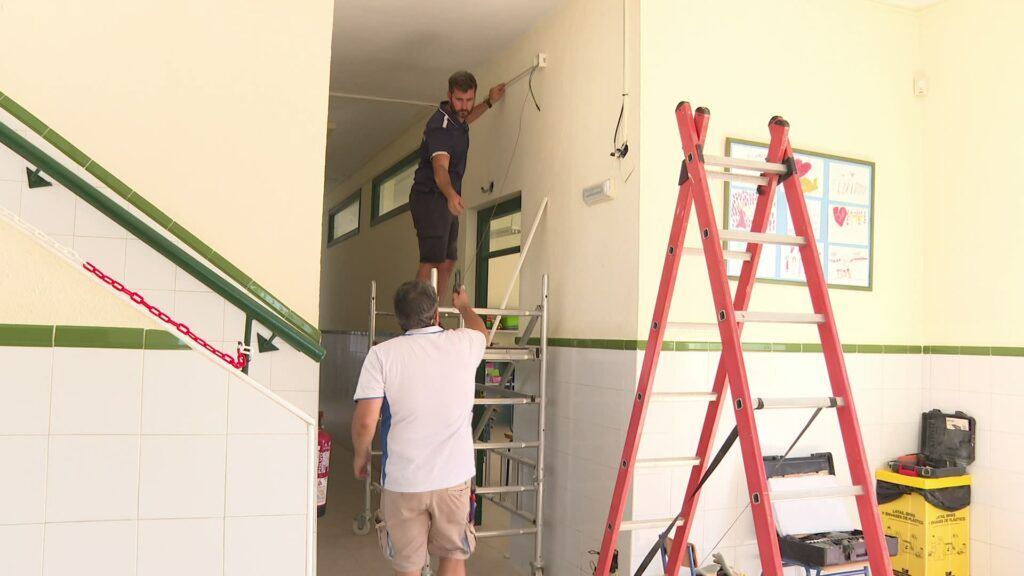 fuengirolatv's tweet photo. El Ayuntamiento ha invertido más de 800.000 euros en la puesta a punto de los colegios de la ciudad. El Consistorio ha aprovechado el parón lectivo pa https://t.co/HKUeQktSaq https://t.co/1fYyifjemd