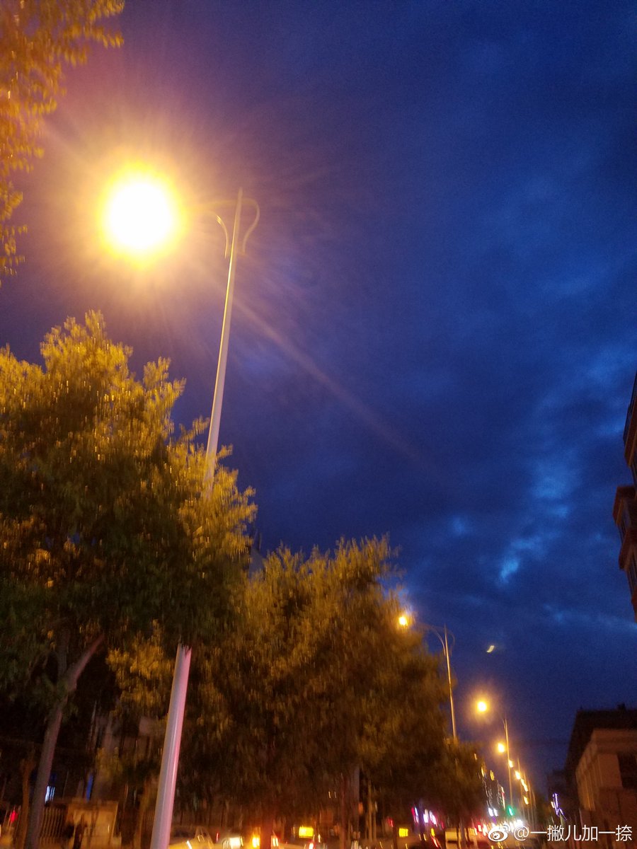 ashrin69's tweet photo. A stranger picked up my fallen grocery bag, helped me carry it to the bus stop and even waited with me in the rain for 10 mins when my bus was delayed. Kindness is everywhere, honestly. https://t.co/FisXJPL1ys