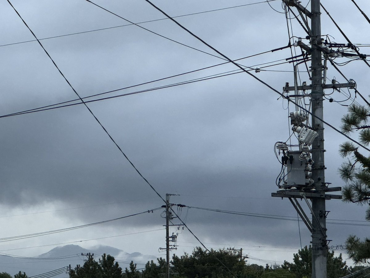 grassM112S's tweet photo. おはグラシア〜す！☀️👋🐷
9月5日(土)
今日の天気は？
雨☔のち晴れ☀️
最高気温28℃降水確率50％
5時30分現在の朝空です。

外は小雨が降っていて冷んやりして肌寒さを感じます☔️
予報ではお昼前あたりから晴れて来る予報です☀️
富士山は厚い雲に覆われ見えません☁️

#今日はなんの日？
「国際チャリティー・デー」「石炭の日」「くしの日」「計画と実行の日」「ライトニング・マックィーンデイ」「KUKKIAの日」「球根で求婚記念日」他😆
今日もリプが返せないかもしれません🙇‍♂️

それでは今日も良い1日を〜🐷👍✨

#おはようございます #イマソラ