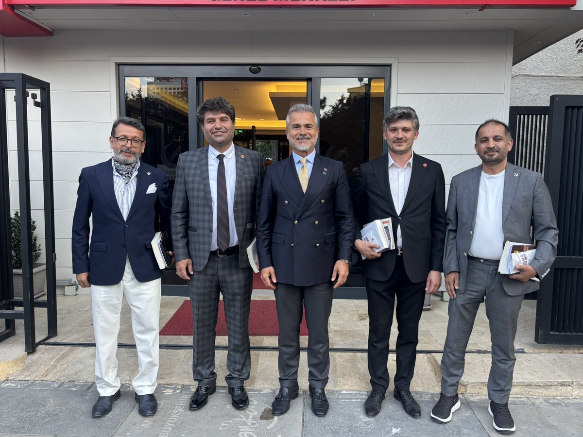suatkilic's tweet photo. Siyasi İşler Başkan Yardımcılarımız ve MKYK üyelerimiz Mehmet Ali Aslan, Bülent Ay, Yaşar Özkan, Huzeyfe Erikel, Mehmet Gül, Zülküf Şeker ve aynı zamanda Refah Avrupa Başkanımız Ahmet Günaydın ile MKYK sonrası tarihi Genel Merkezimizdeyiz… 

Değerli arkadaşlarıma teşekkür ediyorum.