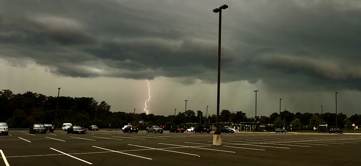 bforte22's tweet photo. Strong storms moving into the DC area with a lot of lightning @dougkammerer @nbcwashington @capitalweather #springfieldva @JenCarfagno @StephanieAbrams @JimCantore https://t.co/EWomxn5Fj7