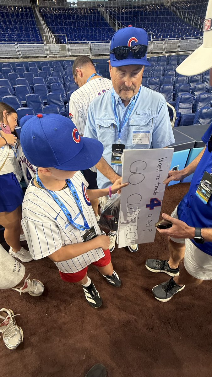 CubsCreator's tweet photo. AMAZING PCA STORY:  

This kid had a picture of Pca in Tennessee 

So they traded a Baez 1/1 auto for a bat https://t.co/6ndgMNlobN