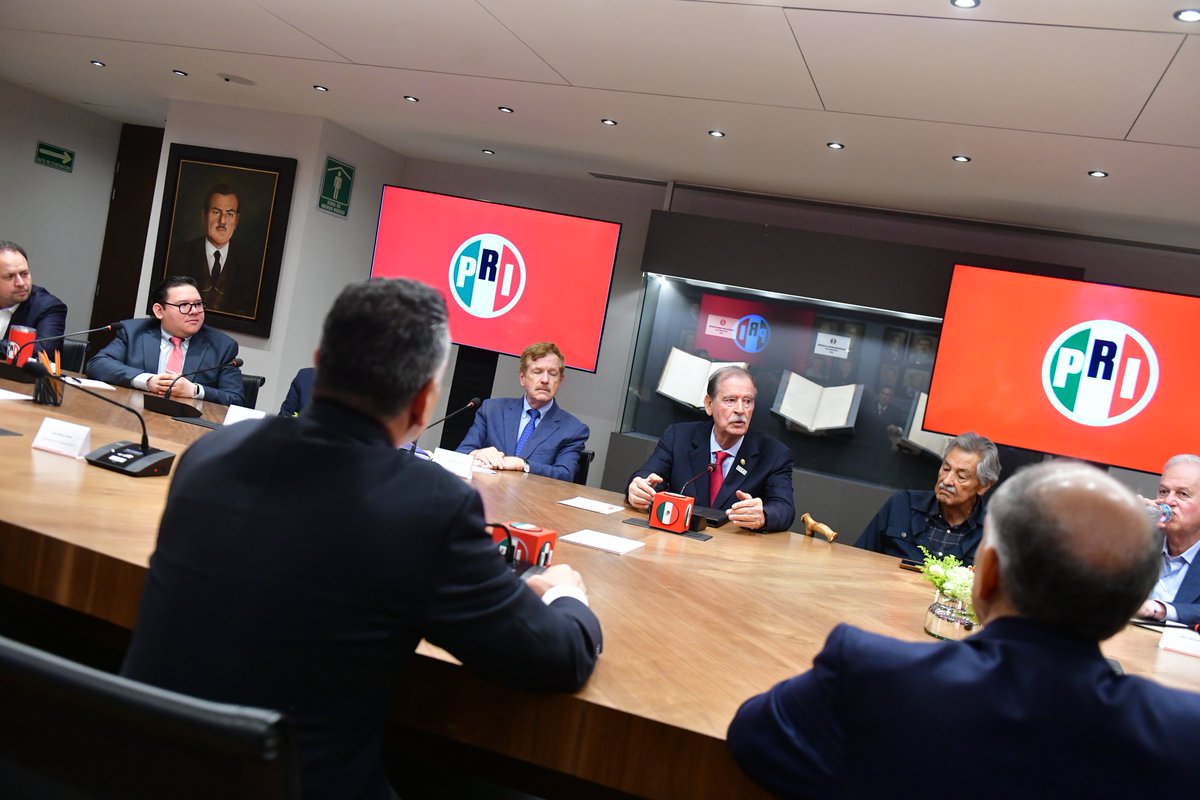 alitomorenoc's tweet photo. El encuentro con el expresidente @VicenteFoxQue y con Alma de México fue un diálogo serio sobre el futuro del país y sobre todo lo que podemos construir cuando ponemos a México por delante. Participaron Juan Carlos Romero Hicks, José Luis Salas Cacho, Rodolfo Elizondo, José Espina, Víctor Guerrero Chávez y Juan Hernández, integrantes de esta organización.

Por parte del PRI, nuestros Coordinadores Parlamentarios, @manuelanorve y @rubenmoreiravdz, así como integrantes del Comité Ejecutivo Nacional. Hay experiencia, ideas y distintas visiones que pueden aportar mucho al país. Tenemos la responsabilidad de escucharnos, encontrar coincidencias y construir soluciones.

México siempre estará por encima de cualquier diferencia política. En el PRI vamos a sumar fuerzas, voluntades y experiencia con todos los que quieran aportar al país. Estamos dispuestos a dialogar, construir acuerdos y hacer todo lo que nos corresponda para encontrar coincidencias que le sirvan a México. Cuando el país está por delante, sumar siempre será el camino.