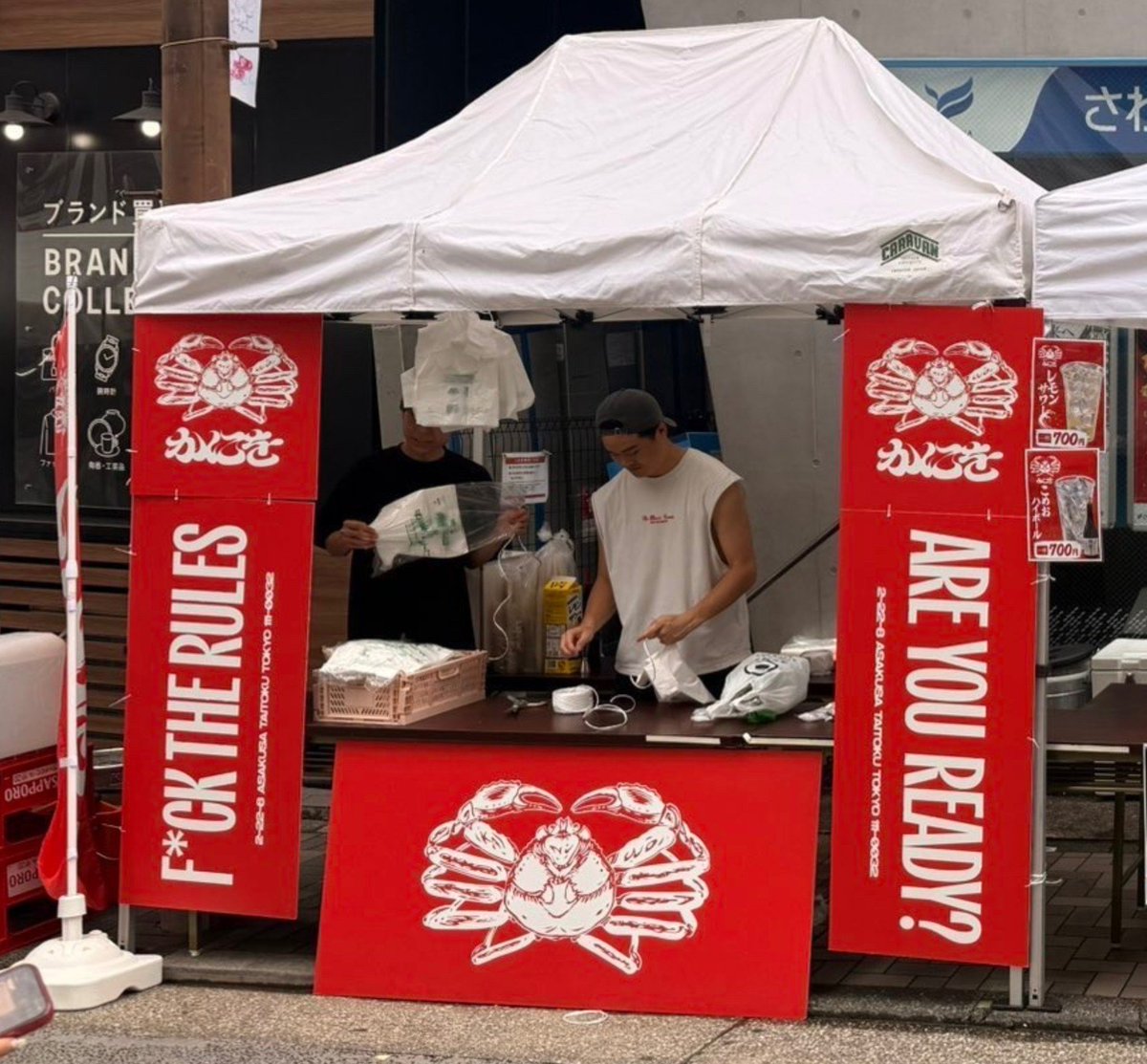 TakechNorthFace's tweet photo. こめお
「F※CK THE RULES」ってのぼり掲げた上で、70人以上を食中毒にするとか？
もはや意図的なテロ行為、計画的な犯行なんじゃねーの？www

ルールも守れないカスが、人様の命に関わる食事を販売してんじゃねーよ。
二度と『料理人』を名乗るな。ゴミ野郎。

#こめお
#食中毒
#麻布十番納涼まつり https://t.co/YloZkXKYfw