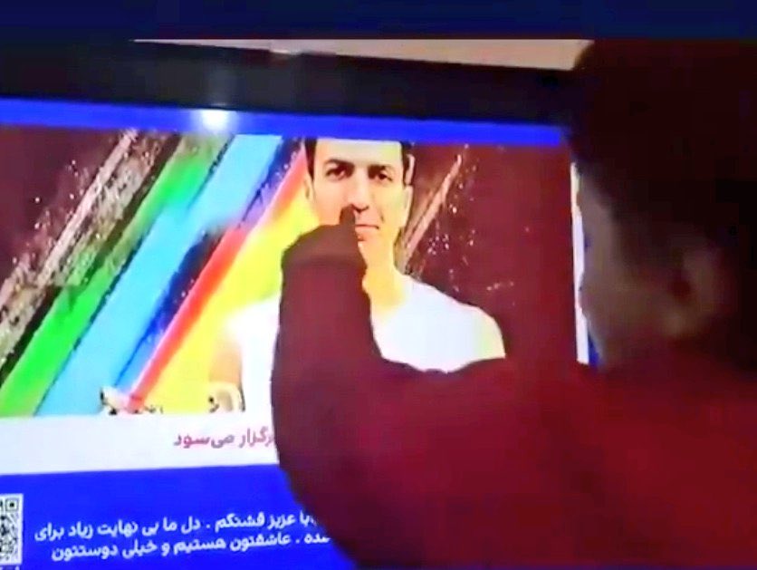 farnooshfam's tweet photo. انگشتِ کوچکِ او بر قابِ ِ صدر ِ اخبار 
آن کشفِ کودکانه :  «بابایی است انگار !»

انگشت کوچک او بر تصویر پدرش هادی فروغ 

#IranMassacre‌ https://t.co/tVSi45vrQC