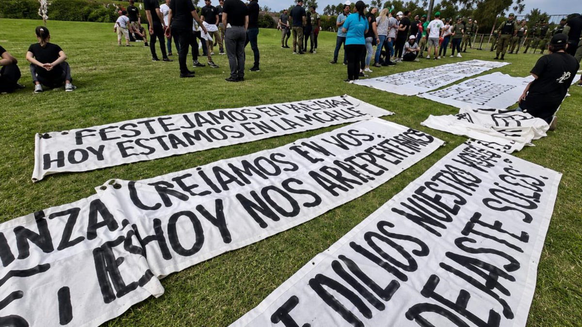 puellaok's tweet photo. Así recibe Misiones a Milei: con tractores, camiones y un pueblo entero copando las rutas para frenar el saqueo a las economías regionales. Mientras viaja para disertar ante gerentes de finanzas, afuera la realidad lo destruye: familias enteras y productores fundidos por un modelo que arrasó con todo. Vaya a donde vaya, la bronca lo persigue y los carteles de los estafados sonlapura verdad: "Creíamos en vos y hoy nos arrepentimos".