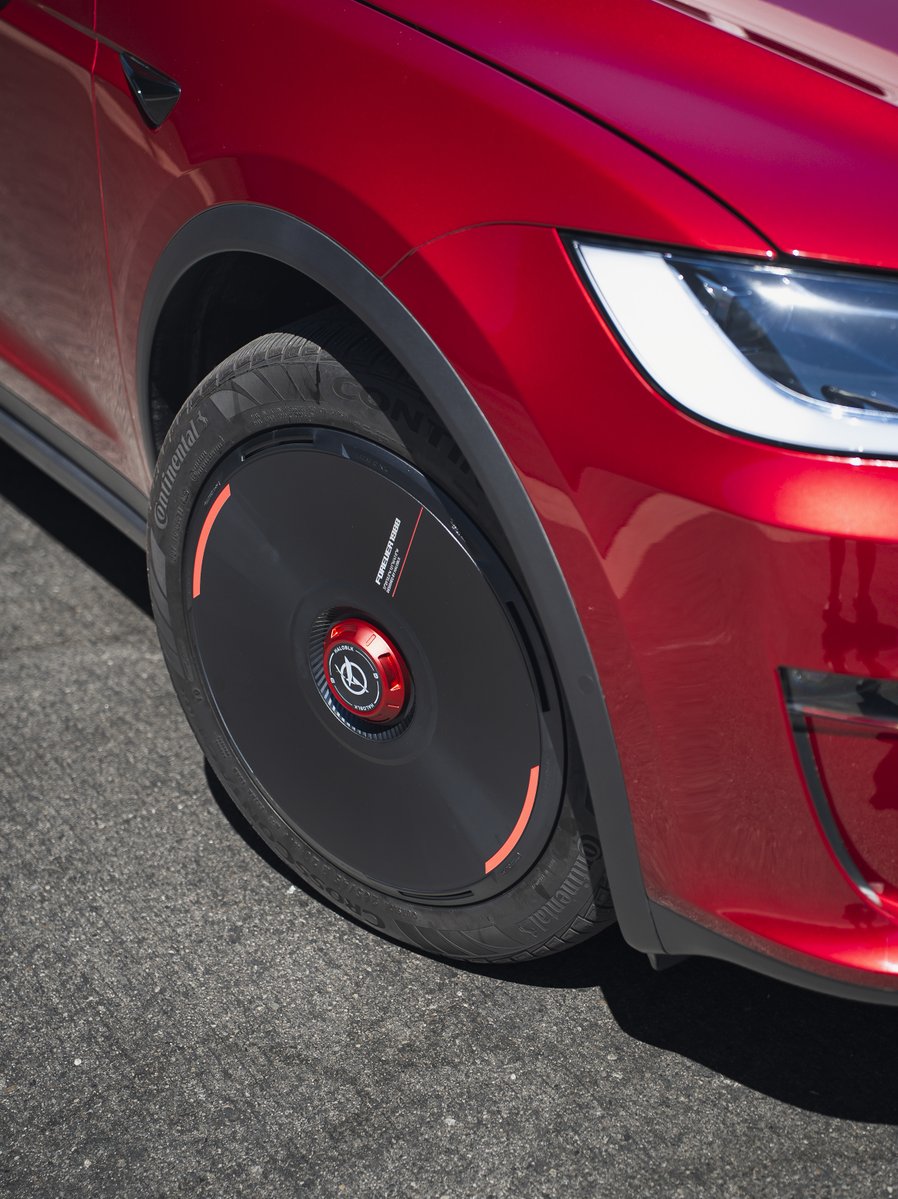 Haloblk_global's tweet photo. The red you've been missing. HALODISC 2 completes the look.
#HALOBLK #RED #TESLA #MODELX https://t.co/o9RJlP0yt6