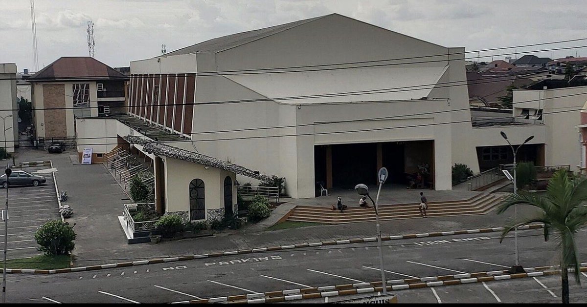 ChidiOOkeke's tweet photo. Port Harcourt catholic cathedral built in 1991. Not for me. https://t.co/1xYsAeZolg