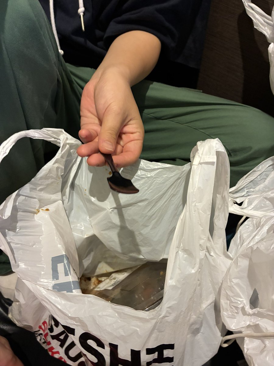 bito05R2177's tweet photo. 離脱
離脱後ご飯持ち帰りしたら着いた時には大惨事になってた人が1人w
元々一緒にいた@87shrimp 、途中参加で一緒にいた@ruikun_cos ありがとう
特にるいは面白い動画と大惨事ありがとう😊
そして充電2パーでもってくれたスマホ📱
 #Uアコスタ2026 https://t.co/FRt0tngUGD