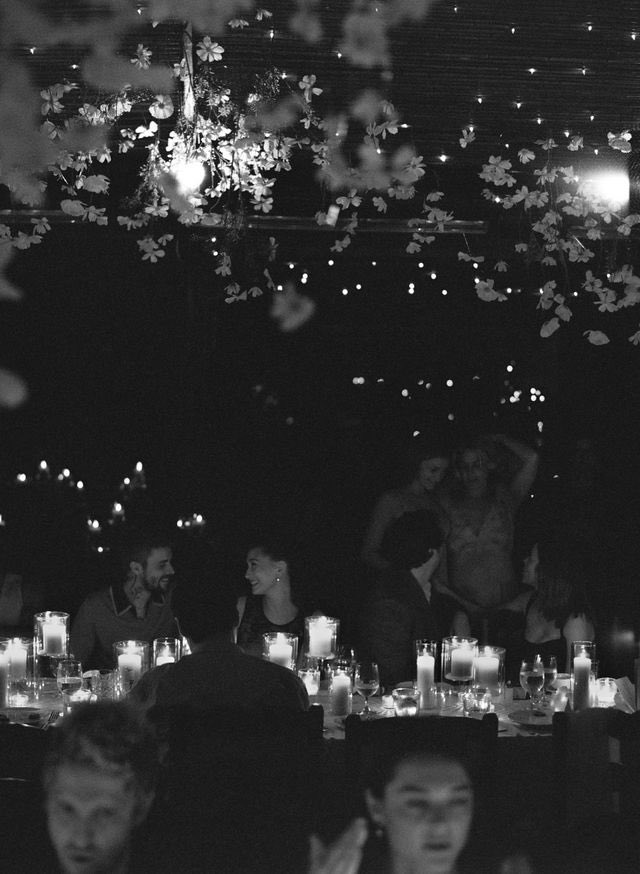 portalhaileybr's tweet photo. APAIXONADOS! 😍 Hailey e Justin Bieber durante a cerimônia de casamento de Claudia Sulewski e Finneas O'Connell, realizado no San Ysidro Ranch, em Santa Barbara, Califórnia. (29/08) https://t.co/MK5MkPo3Gt