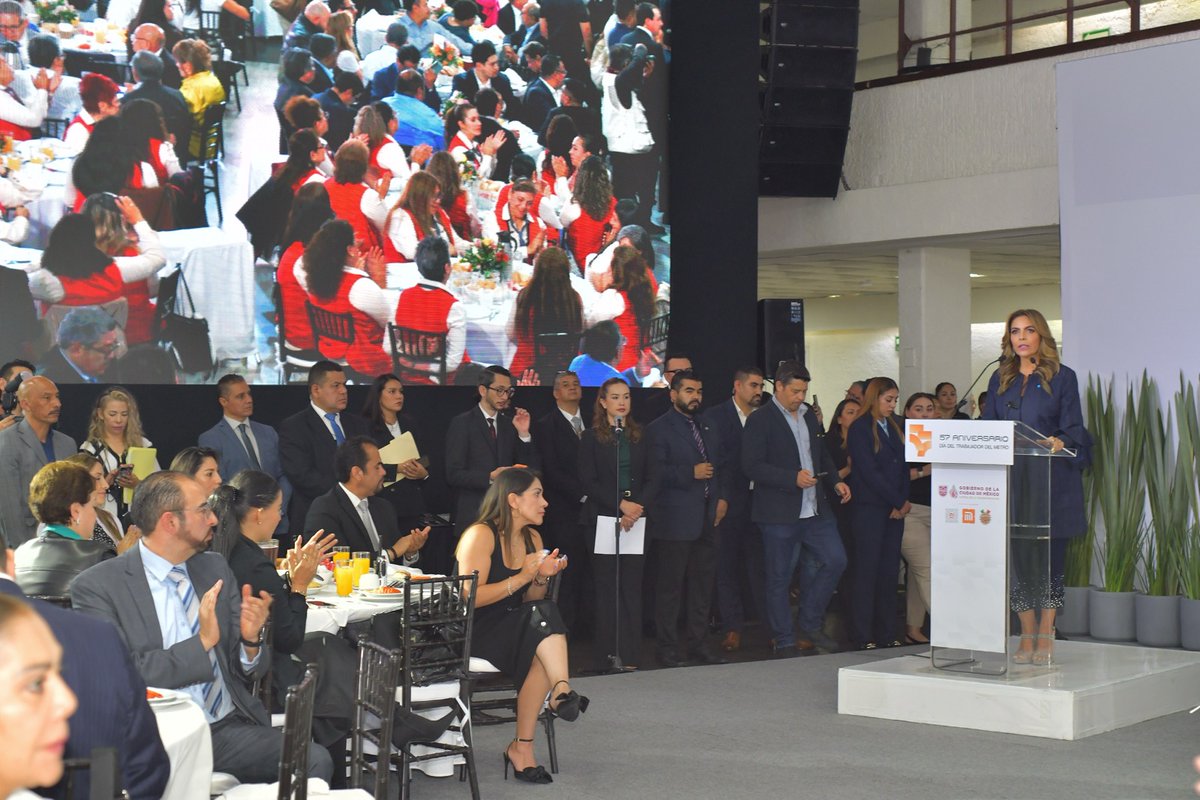 OliviaSalomonV's tweet photo. En cada tren del @MetroCDMX viaja la ciudad entera: la que trabaja, la que estudia, la que cuida y la que emprende. Y quienes trabajan en el Metro lo saben mejor que nadie: detrás de cada tren que sale, de cada estación que abre y de cada viaje que llega a su destino, existe el trabajo de miles de personas.

¡Felicidades a todas las y los trabajadores del #Metro en su día y que la suerte de @lotenal acompañe su festejo!

Con @lotenal, #GanasTuGanaMéxico
