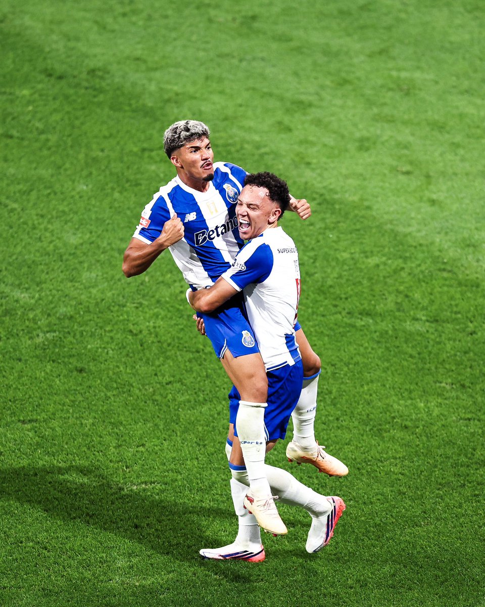 FCPorto's tweet photo. Um grito só de todos nós ⚡️

2-1 💙 VAMOS! 

#FCPMFC https://t.co/xN1mxtdRVS