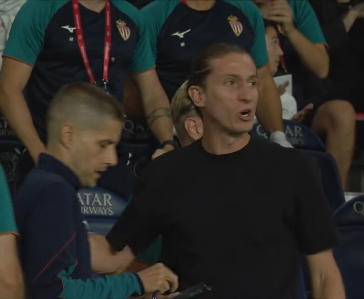 OficialSala12's tweet photo. O que o Filipe Luís tem chance de fazer é absurdo.

No 1° trabalho como técnico, ganhou Libertadores, Brasileirão, Copa do Brasil e Supercopa.

Em 1 ano e meio, só faltaram Mundial e Recopa pra ganhar TUDO.

No Monaco, começa 100% e ganhando do PSG em Paris. Líder na França, candidato na Conference League.

Que treinador.