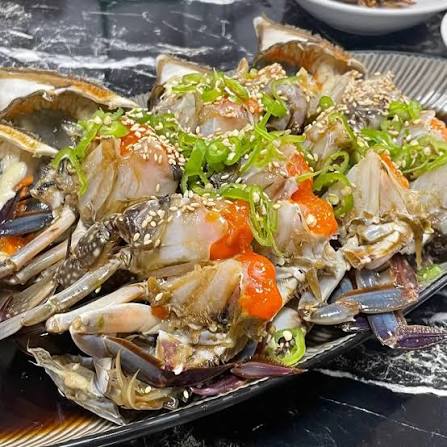 laterinfo_'s tweet photo. 꽃게의 제철이 맞이 서울 꽃게 맛집 zip 

동구밭새참
• 주소: 서울 구로구 시흥대로163길 16 1층
• 특징: 서해 꽃게가 냄비를 가득 채우며, 시원하고 묵직한 국물 맛으로 술 한잔 기울이기 좋은 구로디지털단지의 저녁 성지임

진미식당
• 주소: 서울 마포구 마포대로 186-6
• 특징: 알이 꽉 찬 서산 꽃게를 짜지 않게 숙성해 내어놓으며, 게딱지 비빔밥과 정갈한 반찬이 돋보이는 대표 간장게장 명가임

게방식당
• 주소: 서울 강남구 선릉로131길 17 1층
• 특징: 간장게장을 깔끔한 현대적 한 상으로 풀어내어 백합미역국, 감태와 함께 부담 없이 즐길 수 있어 게장 입문자에게도 추천함

서산꽃게
• 주소: 서울 마포구 도화길 12-3
• 특징: 적당히 숙성되어 부드럽고 녹진한 게장정식 하나로 승부하는 곳으로, 감태와 생선구이 등 알찬 반찬 구성을 자랑하는 마포의 숨은 강자임

연평도 목포산꽃게
• 주소: 서울 성동구 마장로 323
• 특징: 생물 꽃게 본연의 단맛을 살려낸 꽃게탕과 찜 전문점으로, 큼직한 꽃게에서 우러난 시원하고 진한 국물이 일품임

일미간장게장
• 주소: 서울 동대문구 장한로24길 7
• 특징: 40년 내공의 특제 간장이 밴 간장게장과 양념게장을 한자리에서 비교해 맛보기 좋은 24시간 장한동 대표 노포임

프로간장게장 신사본점
• 주소: 서울 서초구 강남대로97길 7 지하 1·2층
• 특징: 큼직한 암꽃게에 감칠맛 강한 간장을 입혀낸 곳으로, 게알비빔밥부터 꽃게탕까지 다양한 메뉴를 갖춰 해외 손님들까지 줄 서는 신사동 명가임