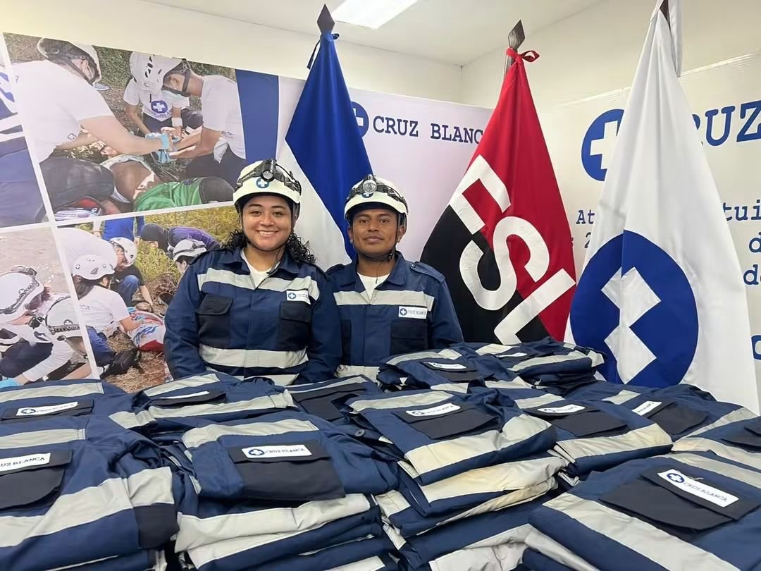 UVReneCisnero's tweet photo. ��� ¡Más apoyo para quienes nos protegen! Más de 1,200 socorristas voluntariosde la cruz blanca  reciben nuevos uniformes y equipos de rescate.

​💰 Inversión: C$ 3.2 millones (botas, chaquetas, licras salvavidas y más).

​🚨Listos para resguardar a las familias en estas https://t.co/pRsFMtbT6Z
