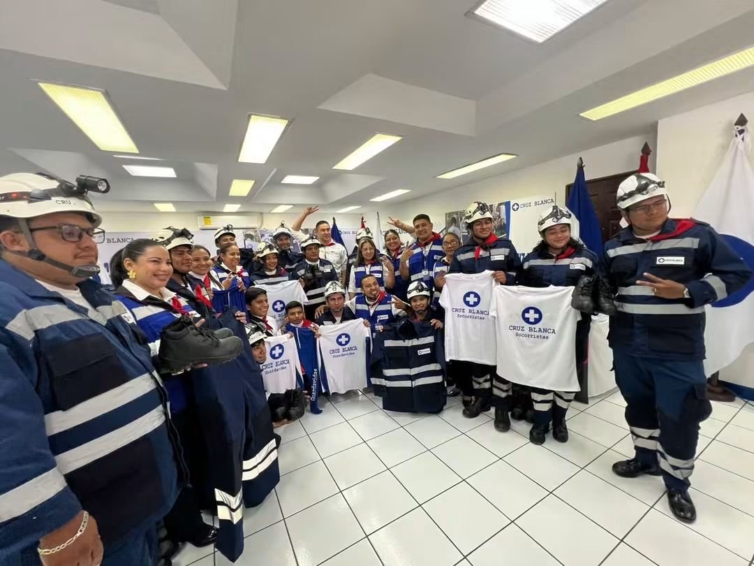 UVReneCisnero's tweet photo. ��� ¡Más apoyo para quienes nos protegen! Más de 1,200 socorristas voluntariosde la cruz blanca  reciben nuevos uniformes y equipos de rescate.

​💰 Inversión: C$ 3.2 millones (botas, chaquetas, licras salvavidas y más).

​🚨Listos para resguardar a las familias en estas https://t.co/pRsFMtbT6Z