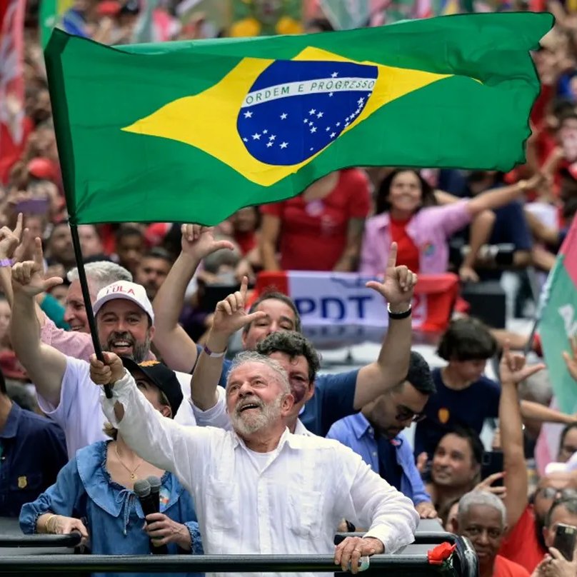 republiqueBRA's tweet photo. 🇧🇷 🗣️ Lula diz estar “predestinado” a transformar o Brasil “em um país de classe média alta”: “Sabe aquilo que você fala dos europeus, de que eles atingiram o estado de bem-estar social? Por que a gente não pode alcançar? Por que nosso povo é pior do que eles?” https://t.co/eEZJ2HEPTd
