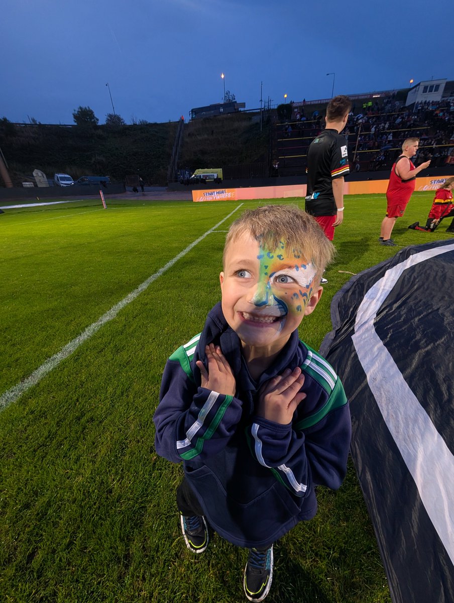 CoachPyrah's tweet photo. @OfficialBullsRL A fantastic way to end the home fixtures with a great performance. The lad loved meeting the players and joining in with the Bullmans parades. I don't what he said to Jack, but he made him laugh 🤣 top lads https://t.co/CCKByvRAzY