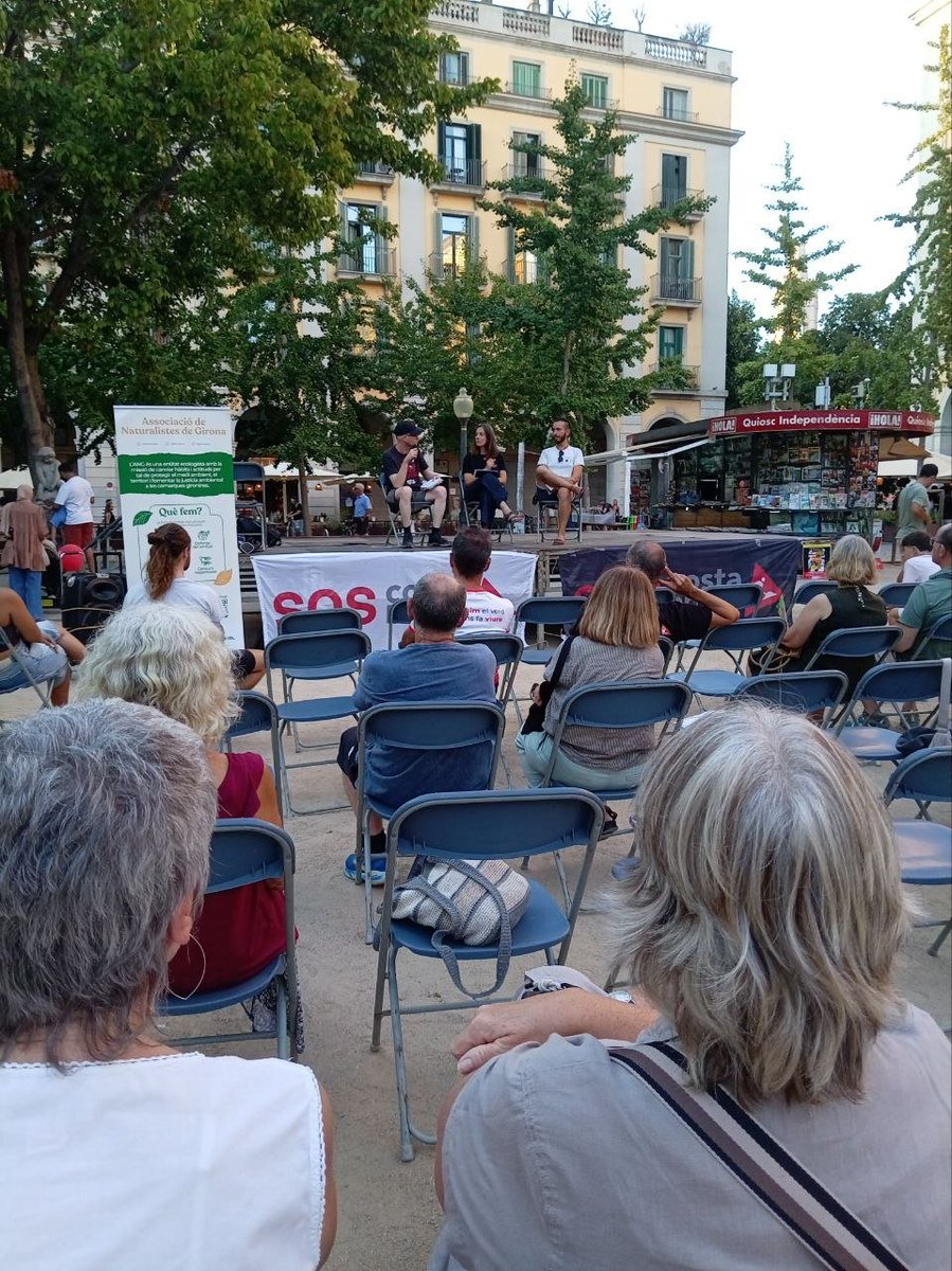 la_IAC's tweet photo. A #Girona preparem la manifestació del #20S contra l’ampliació de l’aeroport.
Cal un model de país que defensi la terra, inverteixi en la gent i posi les seves necessitats per davant dels interessos econòmics, i no aposti per més vols, més turisme i més pressió sobre el territori https://t.co/hiBZd6EzYJ