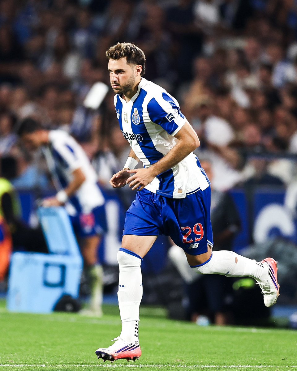 FCPorto's tweet photo. FIRST MATCH ⚽️ Santiago Gimenez faz a sua estreia 💙

#FCPMFC https://t.co/rdVvvCSPa1