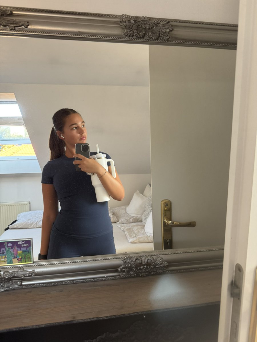 sofajabubisova's tweet photo. zachvilu mam 19, maturujem, a chystam sa na scio https://t.co/Nynteo6ILl