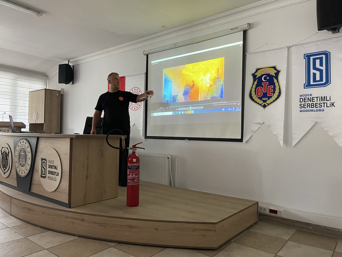 DuzceDsm's tweet photo. YANGINA KARŞI BİLİNÇ, HAYATA KARŞI TEDBİR
  Müdürlüğümüzde yangınlara karşı alınması gereken önlemler ve yangın anında doğru müdahale yöntemleri konusunda farkındalık oluşturmak için Düzce İtfaiyesi personelinin katılımıyla’’Yangından Korunma Yolları’’ konulu seminer düzenlendi. https://t.co/95IITOuIpj