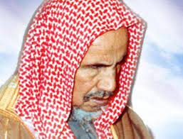 ALfalehaaa's tweet photo. كان الشيخ ابن باز - رحمه الله - يستضيف معه في مُخيّمه في الحج قرابة 800 شخص، فيهم عدد كبير من الفقراء من إفريقيا وآسيا، وكان هؤلاء يحرصون أن يكونوا بجوار الشيخ في وقت تناول الطعام، ويقولون:(نريد أن نأكل مع الشيخ ونراه ونأنس به، ونسمع حديثه .. أنتم ترونه دائمًا وهذه فرصتنا) .. وفي أحد الأيام قال للشيخ أحدُ الحاضرين ممّن يَعرِفه:(يا شيخ! بعض هؤلاء لا يعرفون أدب الأكل، ولا يَحْسن الجلوس معهم؛ فلو انفَرَدتَ عنهم، وأرَحتَ نفسك من هؤلاء) .. فقال الشيخ - رحمه الله -: أنا الذي وضعتُ الطعام لهم، وهم جاؤوا إليّ، وراحتي بالأكل معهم، والرسول ﷺ كان يأكل مع أصحابه ومع الفقراء حتى مات، ولي فيه أسوة، وسَوف أستمر على هذا إلى أن أموت، والذي لا يَتحمّل ولا يرغب الجلوس معهم نُسَامحه، ويذهب إلى غيرنا.
= مِن أحوال سماحة الشيخ ابن باز في الحج.