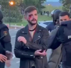 val55681's tweet photo. @Subero78 Claro...-si a tu hijo no le enseñas valores tan básicos como la tolerancia y el respeto- 

Así son las fuerzas progresistas de extrema izquierda con las que gobierna Sánchez 
https://t.co/WCmyhWdzLD https://t.co/3xn1PneDf6