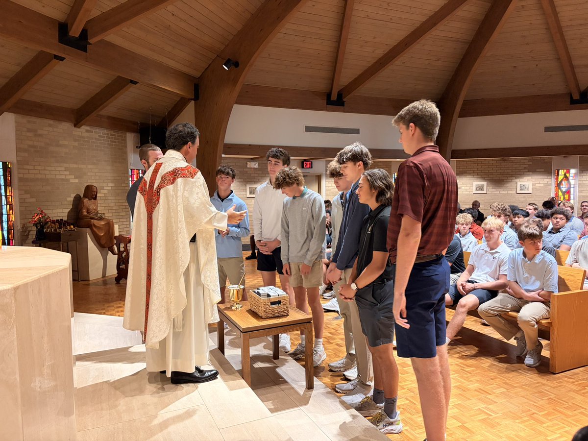 DSJMinistry's tweet photo. Spartan volleyball joined us for #TeamMass and also got their championship rings blessed. What a way to start this 3-day weekend.
Spartans #playandpray together @desmetjesuiths
#statechamps #backtobackchamps @DeSmetJesuitVB https://t.co/XI9CANrynn
