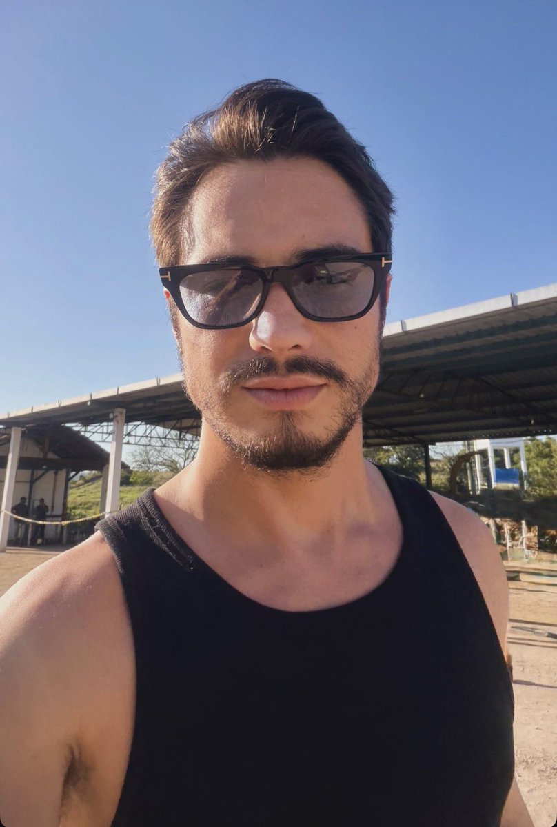 suedeMingotte's tweet photo. Danilo Mesquita nas gravações de #LáNaMinhaTerra, a próxima novela das 18h de Mario Teixeira 🐎 https://t.co/3viTJK9YUP