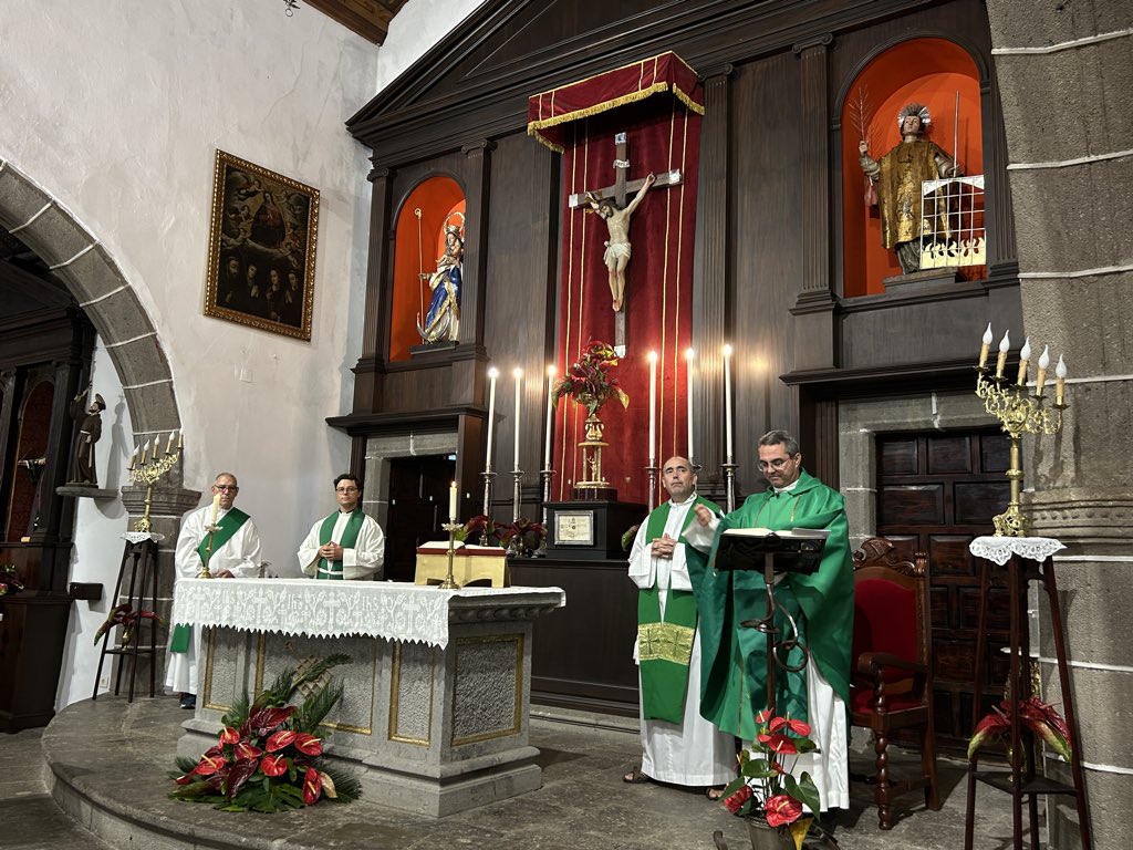 ParroquiaMSL's tweet photo. ⛪️✨ Este 4 de septiembre vivimos la toma de posesión de D. Víctor Domínguez como nuevo párroco de San Lorenzo y de D. Rayco Rodríguez como vicario parroquial.
Una Eucaristía presidida por D. Juan Jesús García Morales, Vicario Episcopal de #LPGC.
#SanLorenzo #DiócesisdeCanarias https://t.co/eiqJymy70h
