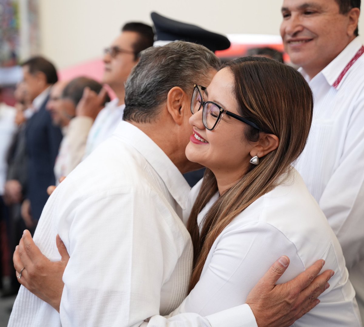 VaneEscalanteA's tweet photo. Fue un orgullo acompañar al gobernador @juliomenchaca_ en su #4InformeDeGobierno y ver los resultados de una administración que tiene como prioridad el bienestar de las y los hidalguenses. 

¡Seguimos trabajando con el compromiso y la certeza de que #HidalgoPotenciaEnMarcha! https://t.co/lIgU0DRCJg