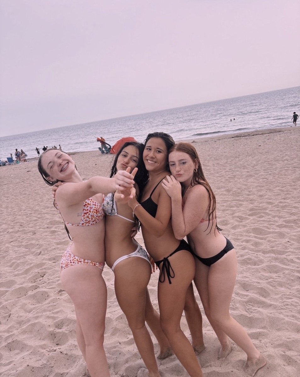 Whodyouchoose's tweet photo. Beach bops 

Pick one https://t.co/yD1xjGIrQa