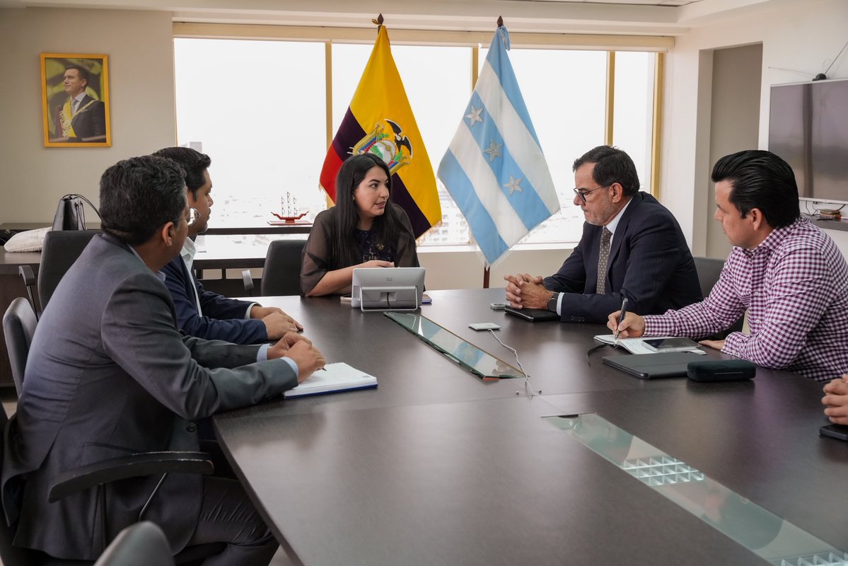 BanEcuadorBP's tweet photo. El presidente del Directorio de @BanEcuadorBP, se reunió con la ministra @SarihaMoya, con el objetivo de generar nuevas oportunidades de financiamiento y promoción de iniciativas para los sectores productivos, lo que contribuirá al crecimiento de la economía nacional. https://t.co/lIoqLoxteD
