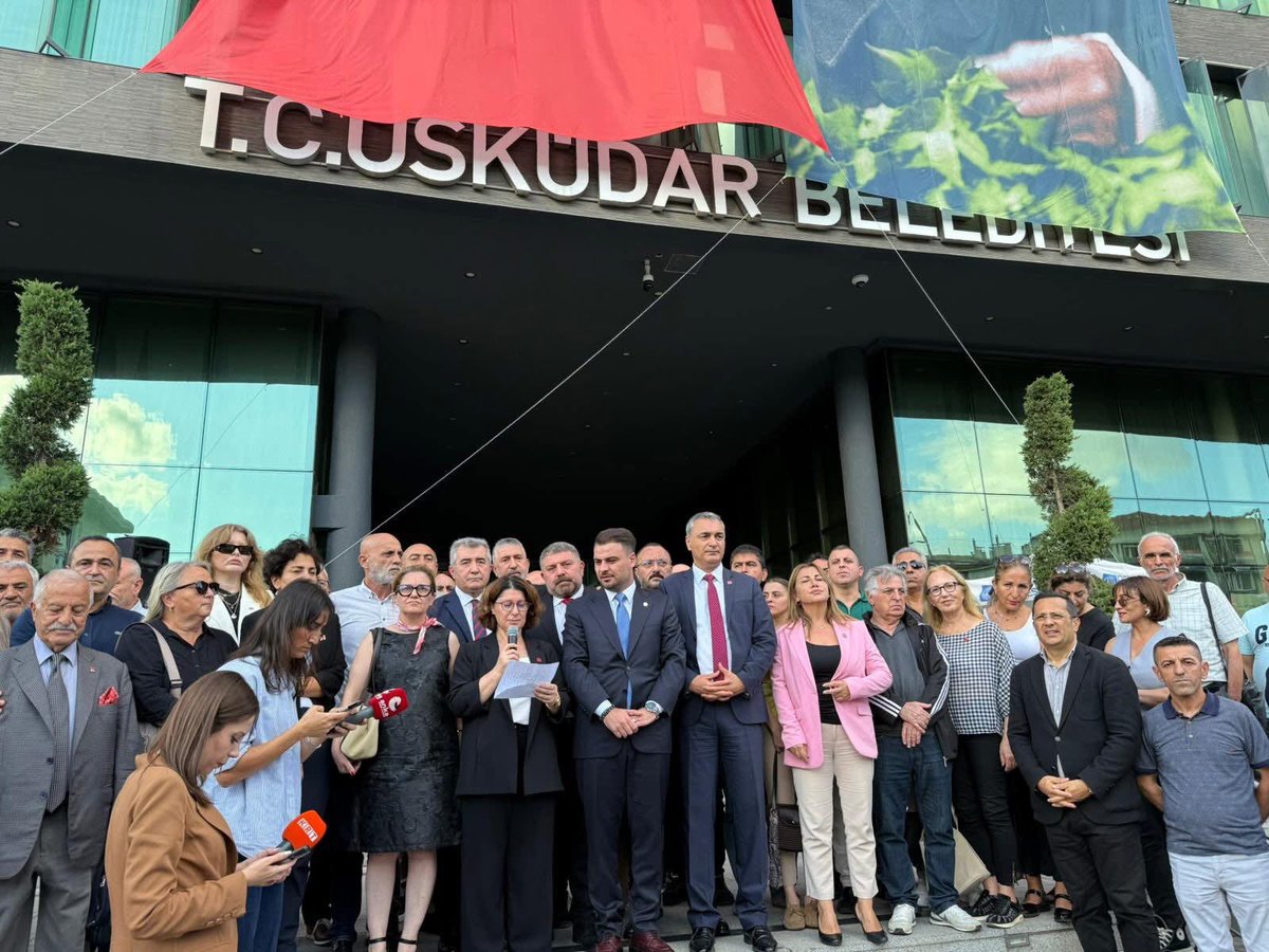 Giritlii_'s tweet photo. Bu resimde gözden kaçan çok önemli bir nokta var bana göre. CHP’nin en tepe yöneticileri, ilçe başkanı, kadın kolları başkanı, diğer ilçelerin ilçe başkanları var. Ne için gelmişler, “Üsküdar belediyesi AKP’ye geçmesin muhalefette kalsın diye”

Peki Yeni parti bu işi ne kadar sahiplenmiş? İlçe başkanı düzeyinde göstermelik bir temsiliyet. Özgür Özel ve yönetimi Üsküdar belediyesini AKP ye hediye etmeyi çoktan kabullenmişler belliki. 

Orada ki parti temsiliyetine bakınca olay gün gibi ortada. 

Görsünler bakalım kim belediyeleri AKP ye peşkeş çekiyor, kim belediyeleri gitmesin diye uğraşıyor.
