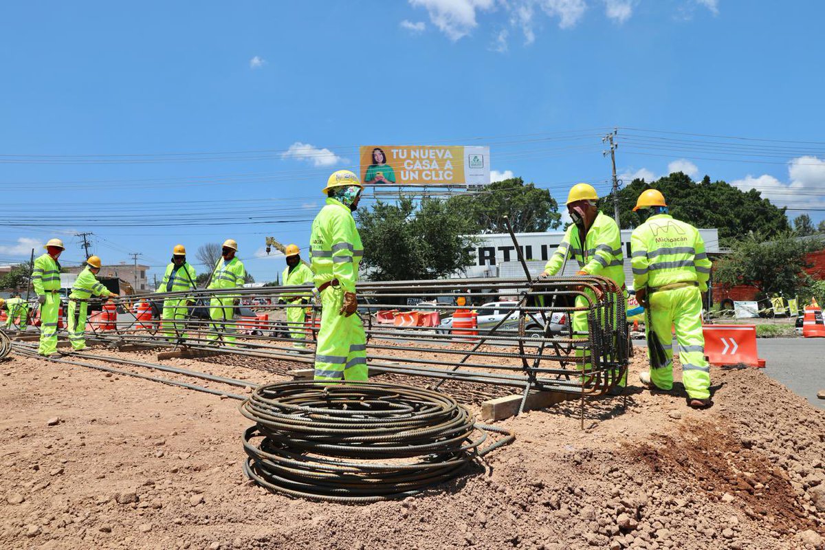 GobMichoacan's tweet photo. Estamos transformando Zamora con una movilidad más digna y mejores oportunidades para todos. Con la edificación del primer distribuidor vial, modernizamos uno de los accesos más importantes de la ciudad, facilitando el traslado diario de más de 12,500 vehículos.
#MichoacánEsMejor https://t.co/gvAKqCVOZ9