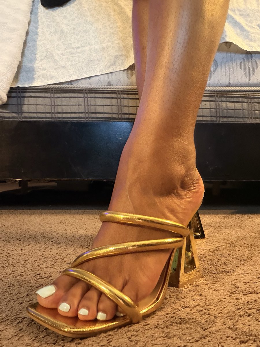 TaylorA10Toes's tweet photo. Let me walk into your life.
#feet #footfetishnation #toes #footmodel #roundtoes #girlfeet #prettyfeet #softsoles #flatfoot #footfetishcommunity #feetfetish #feetpicsforsale #feetseller #feetsell #footcrush #onlyfans #custompics #subscribe #customcontent #anklet #browntoes #gold https://t.co/Iyn8uU7qGK