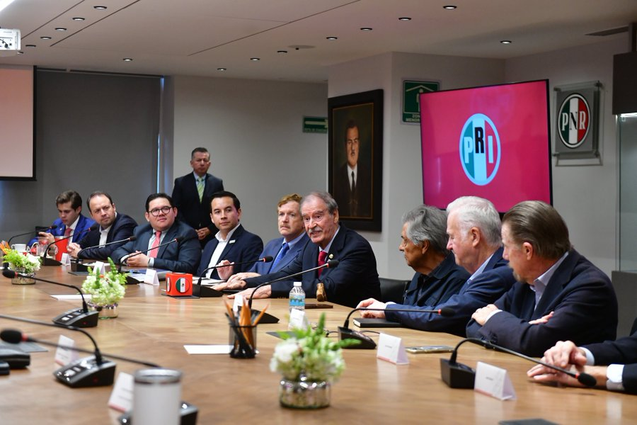 callodehacha's tweet photo. ⭕ LAS VUELTAS QUE DA LA VIDA

El expresidente que prometió sacar al PRI hoy se reúne con Alito Moreno como los grandes aliados... Bien decía AMLO que eran lo mismo. https://t.co/qTpEtTHn20