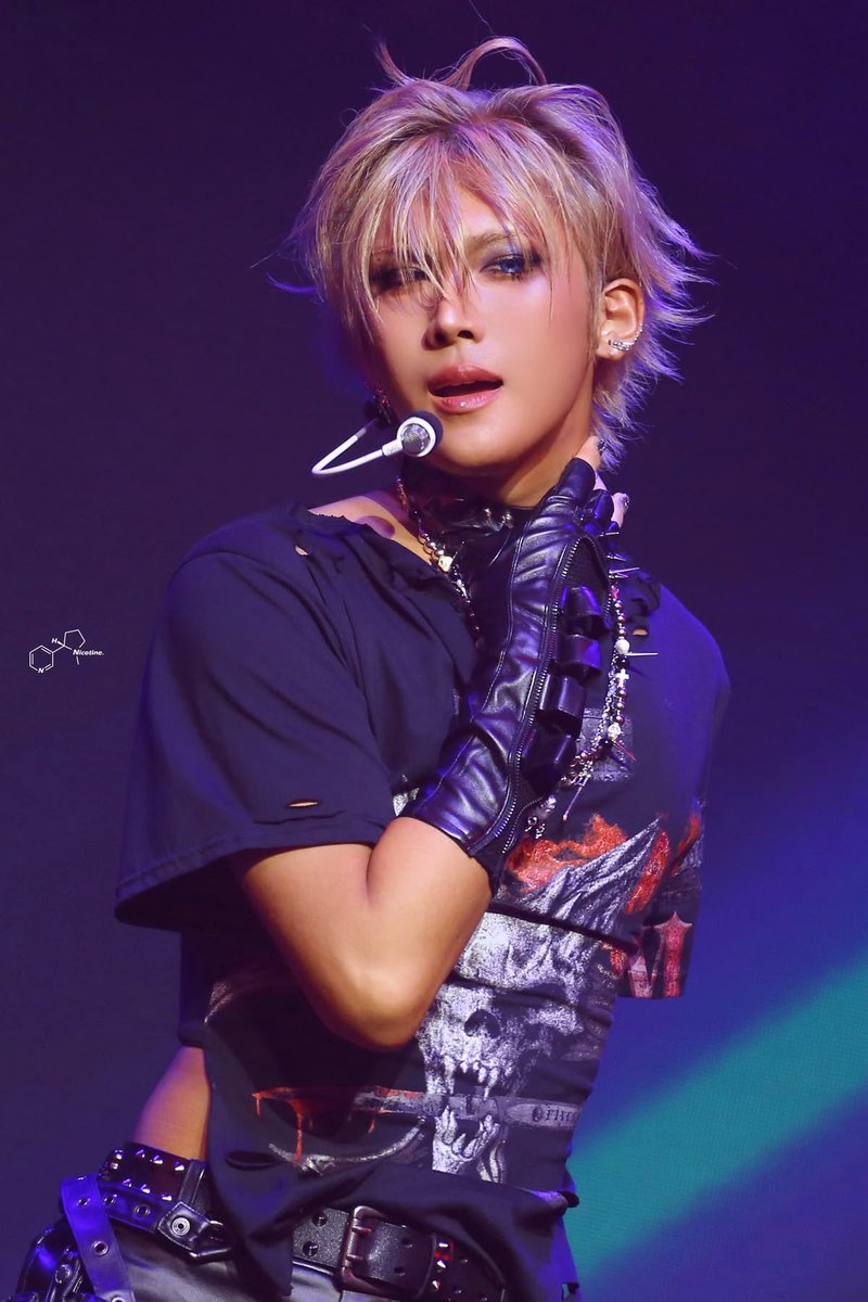 lustforavampir's tweet photo. im obsessed with hyuns pose where he grabs his neck im actually going insane

if anyone has more SEND THEM TO ME PELASE https://t.co/AbYnTTVFcv