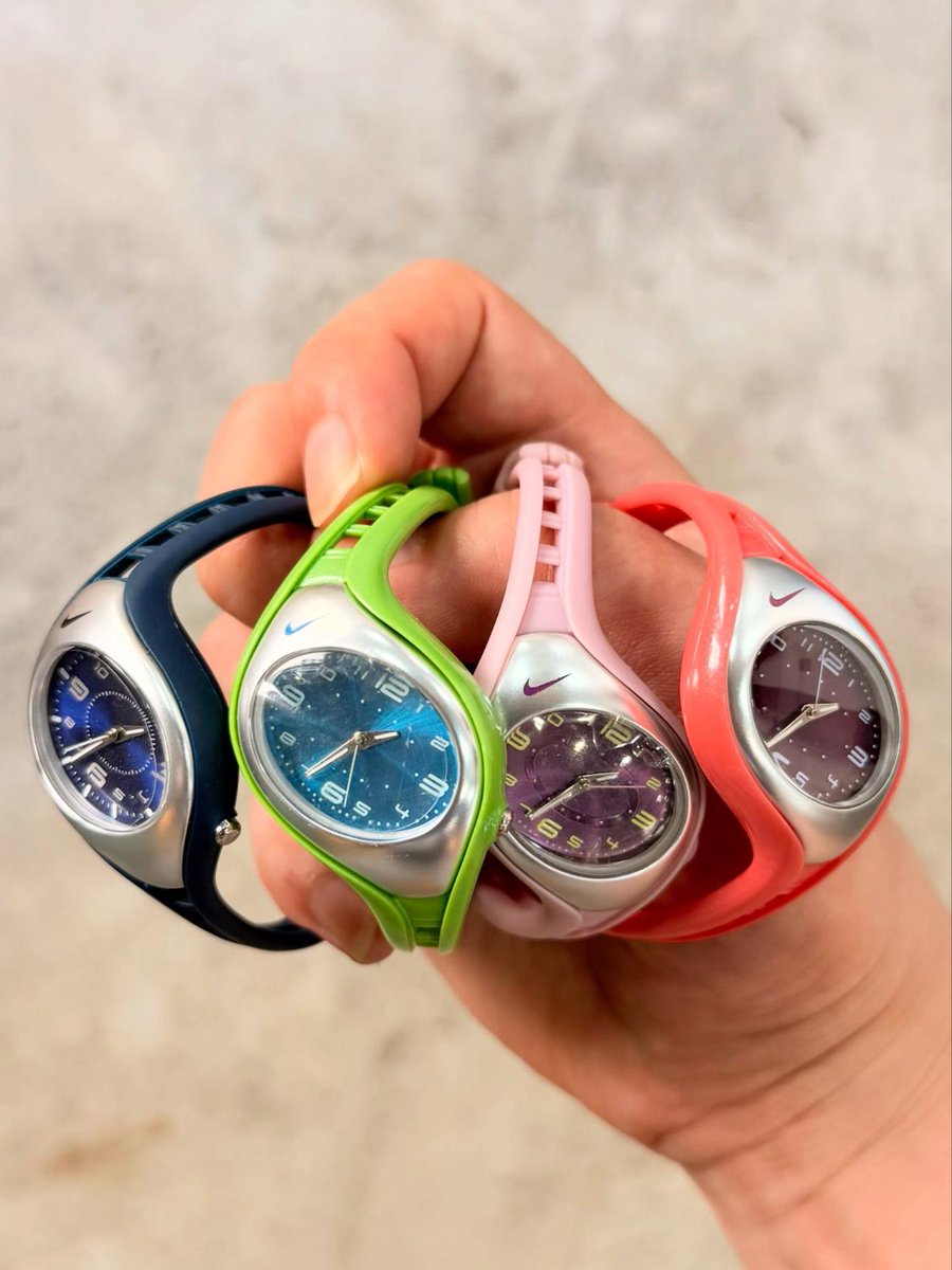 fashionsnap's tweet photo. 1990〜2000年代のヴィンテージナイキウォッチが注目を集めている。人気の理由は、その時代だからこそ生まれた斬新なデザインと、それだけに留まらない機能性の高さだ。 https://t.co/kZgGQ1XZ3R