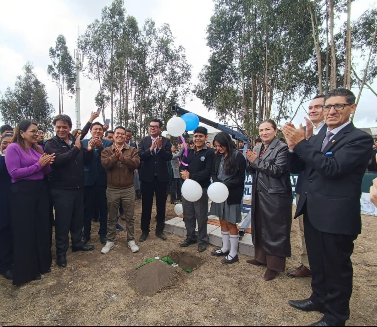 EducacionZ3_Ec's tweet photo. [CHIMBORAZO] Como parte del inicio del año lectivo #SierraAmazonía 2026-2027, colocamos la primera piedra para la intervención de las Unidades Educativas Carlos Cisneros y Camilo Gallegos, en Riobamba. 🧱👷🏻‍♀️👷🏻‍♂️

Inversión: USD 589.371,50 https://t.co/2PXXQkCqJE